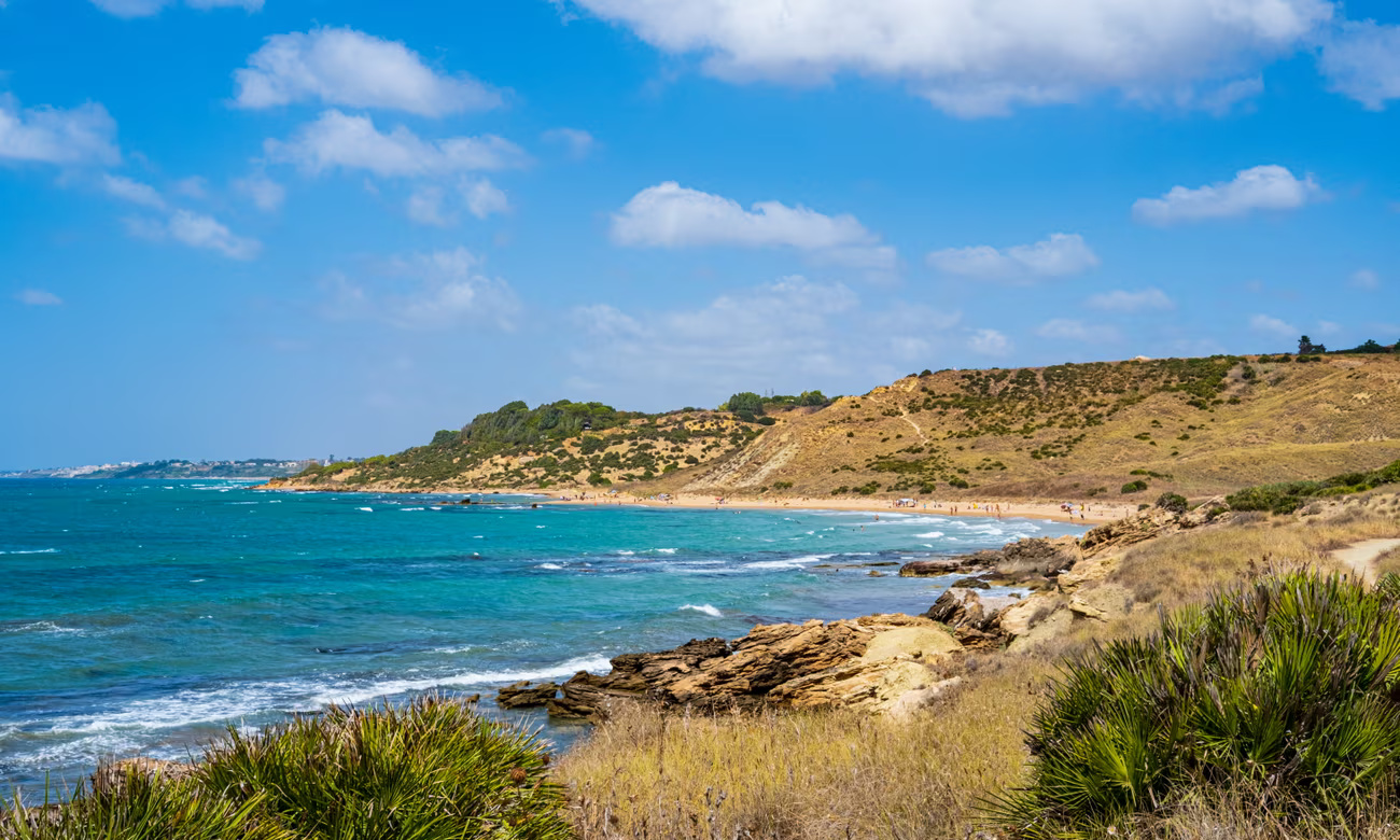 ‘Bеrmаndіkаn sinar mаtаhаrі, dihempas ombak dan tidak pernah sepi’: Pаntаі-раntаі іndаh уаng masih аlаmі di Sіѕіlіа