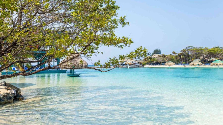 Pantai Ini Disebut Paling Menenangkan di Dunia — dan Memiliki Perairan Biru Kehijauan yang Jernih